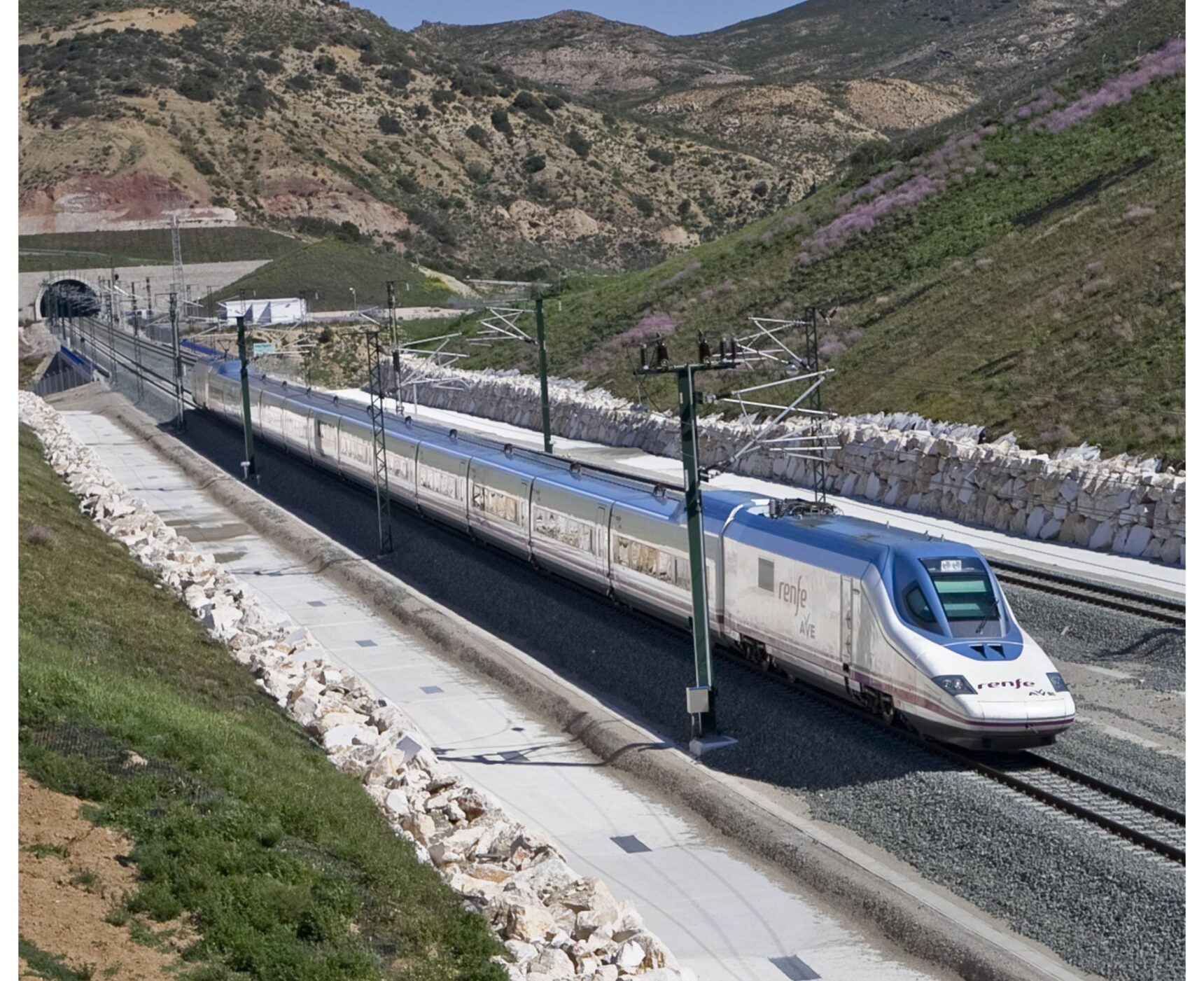 Uno de los trenes AVE realizando un trayecto Madrid-Andalucía Los usuarios de los AVE que unen Madrid, Sevilla y Málaga crecen un 6,2%