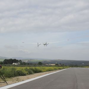 Primer vuelo simultáneo de un drone civil y un avión tripulado en España