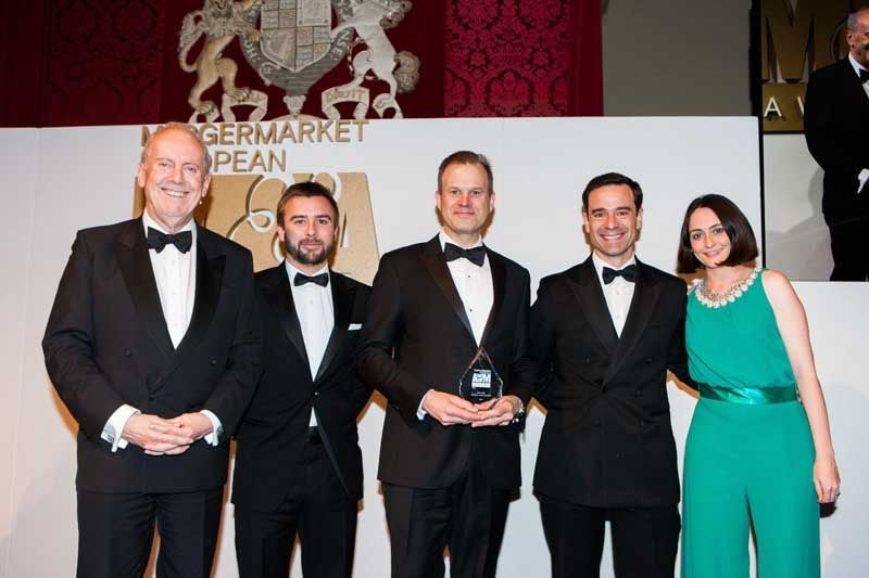 En la imagen (en el centro y de izquierda a derecha) Juan Alcibar, Malcolm Lloyd y José Zarzalejos, socios de PwC, reciben el premio de Mergermarket PwC elegida Mejor Asesor en Transacciones en España en 2017, según Mergermarket