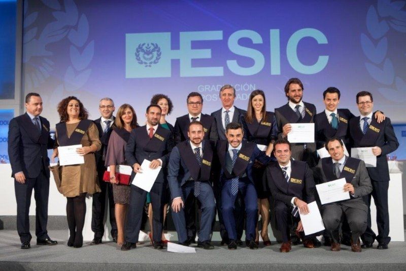 Foto de familia de la última promoción del EMBA de ESIC EMBA, un master de gran angular para profesionales que buscan liderar empresas de éxito