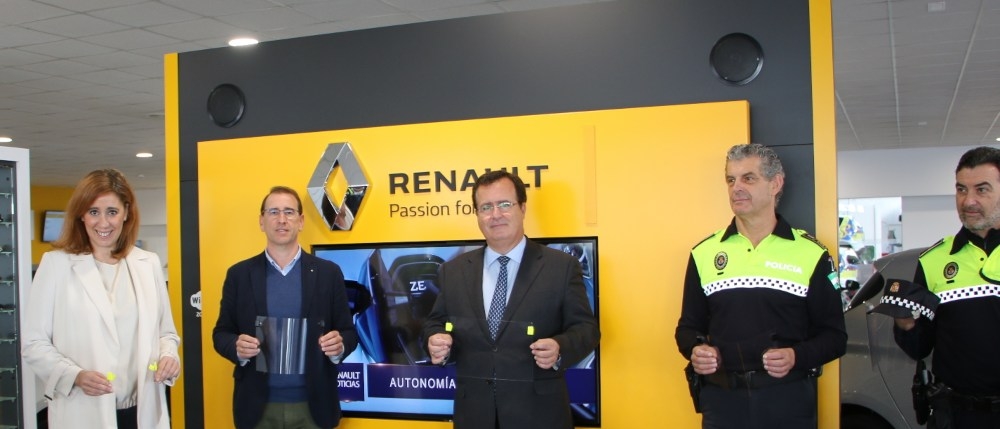 La entrega de las mascarillas en las instalaciones de Syrsa Los grupos Renault y Syrsa donan 800 pantallas de protección facial a la Policía Local de Sevilla