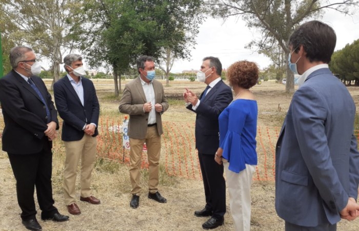 Juan Espadas visita las obras que reforzarán el suministro eléctrico de Sevilla Este