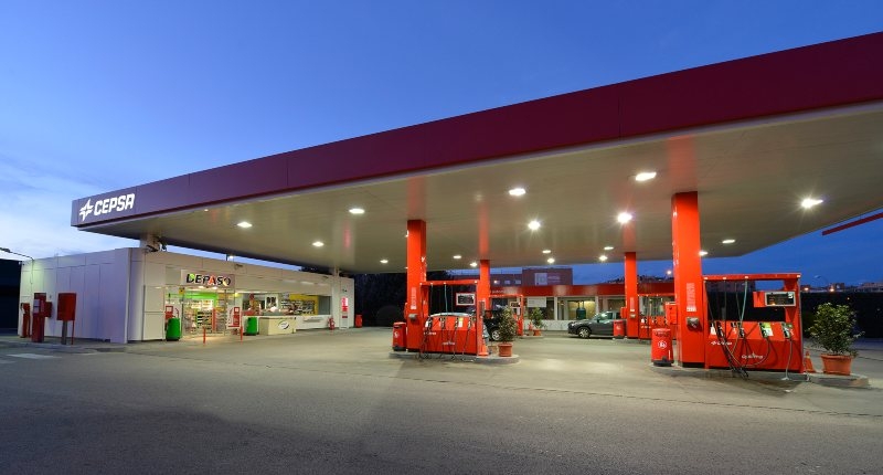 El acuerdo se extiende de las tiendas Carrefour Express a las Depaso Cepsa y Glovo expanden su alianza en España y Portugal