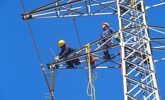 Operarios realizando trabajos de mantenimiento en la red eléctrica Endesa duplica los trabajos de mantenimiento de la red sin interrumpir el suministro