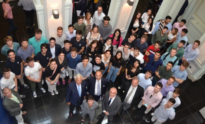 Más de 50 estudiantes participan en un encuentro organizado por la Cámara de Comercio y Airbus dentro del proyecto Aeroplus’22<ul><li class='subtitulo'>Su objetivo ha sido analizar cómo aplicar el talento al sector aeroespacial, oportunidades de desarrollo profesional y de negocios</li></ul>