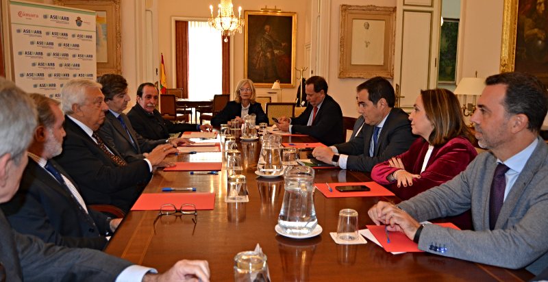 Nieto apuesta por convertir a Andalucía en una comunidad “pionera” en el impulso a la mediación para reducir la “elevada litigiosidad”<ul><li class='subtitulo'>Junta y Cámara de Comercio de Sevilla colaborarán en un proyecto piloto para potenciar esta vía extrajudicial de conflictos </li></ul>