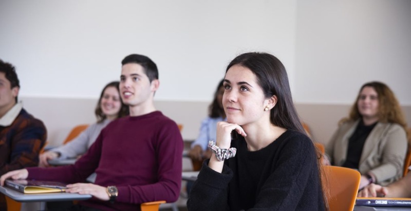 ESIC Sevilla lanza dos nuevas becas del área universitaria para familias monoparentales y emprendedores