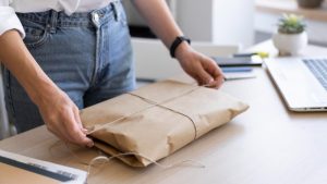 Cómo elegir los sobres de cartón adecuados para tu negocio y ahorrar en el procesoEl auge del comercio electrónico ha cambiado las reglas del juego en algo tan básico como el embalaje