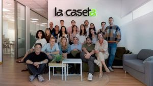 La agencia sevillana La Caseta cumple 20 años duplicando su facturación en dos años y un plan de crecimiento hasta los 7 millones en 2028Con sede principal en Sevilla Tech Park y presencia en Madrid, ha comenzado a operar en Portugal desde mayo de este mismo año
